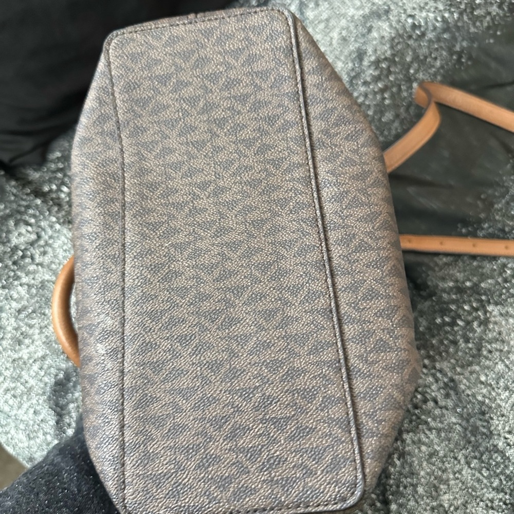 Michael Kors monogram crossbody/tote - Picture 9 of 9